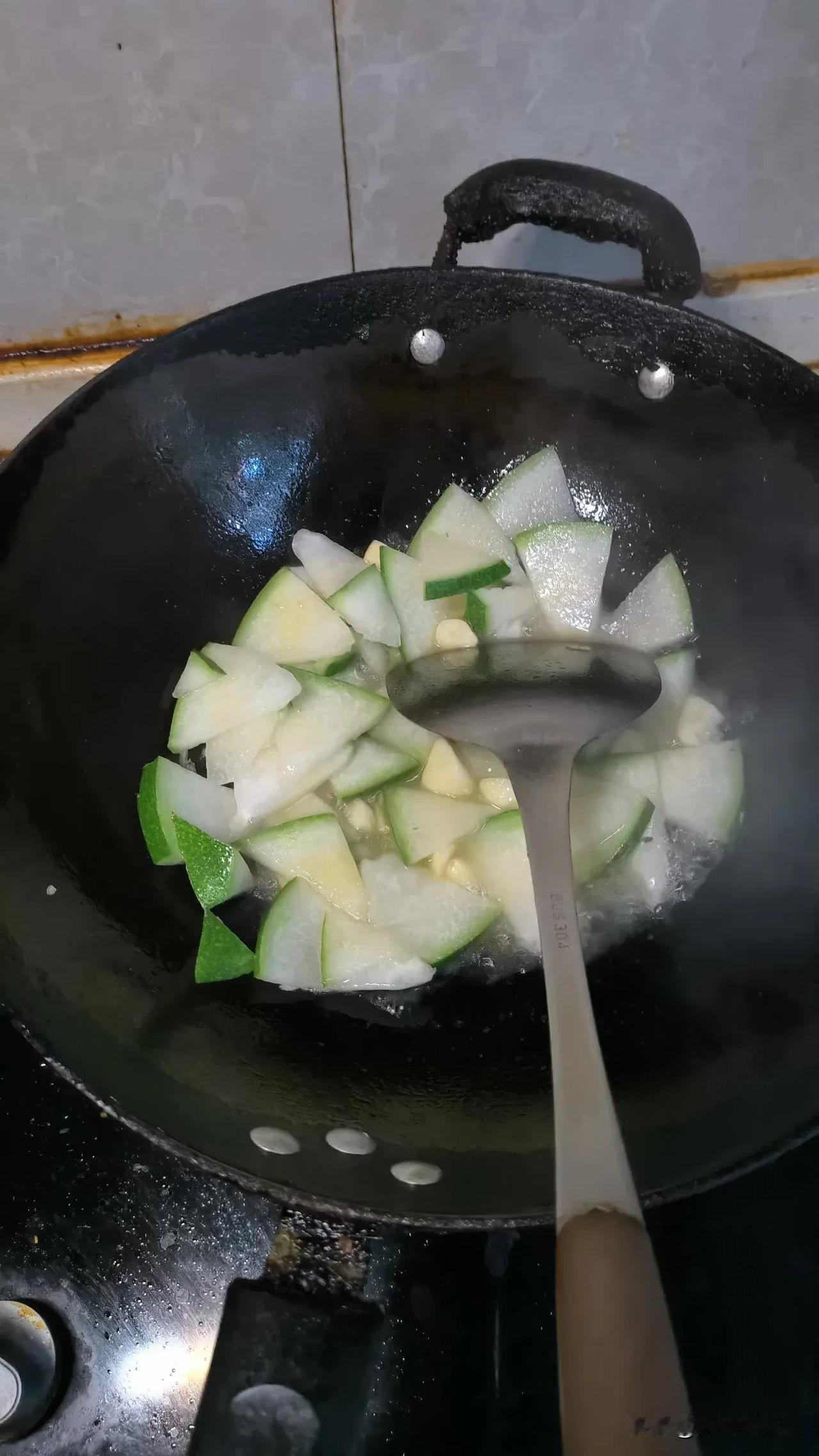 笑话第九则:
      今天笔者在家里做晚饭，妻子去杭州女儿那里了，晚餐一个煮