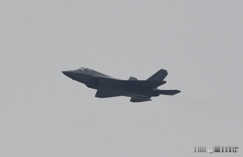 1月6号航空工业沈飞试飞跑道上，歼 - 35“绿皮机”新年首飞画面首次披露，瞬间