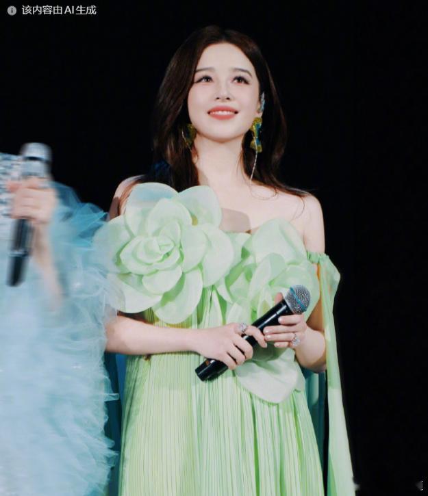 阚清子美到被判定成AI阚清子AI生成级别的美貌 绿色的礼服裙搭配的姐姐的妆造，真