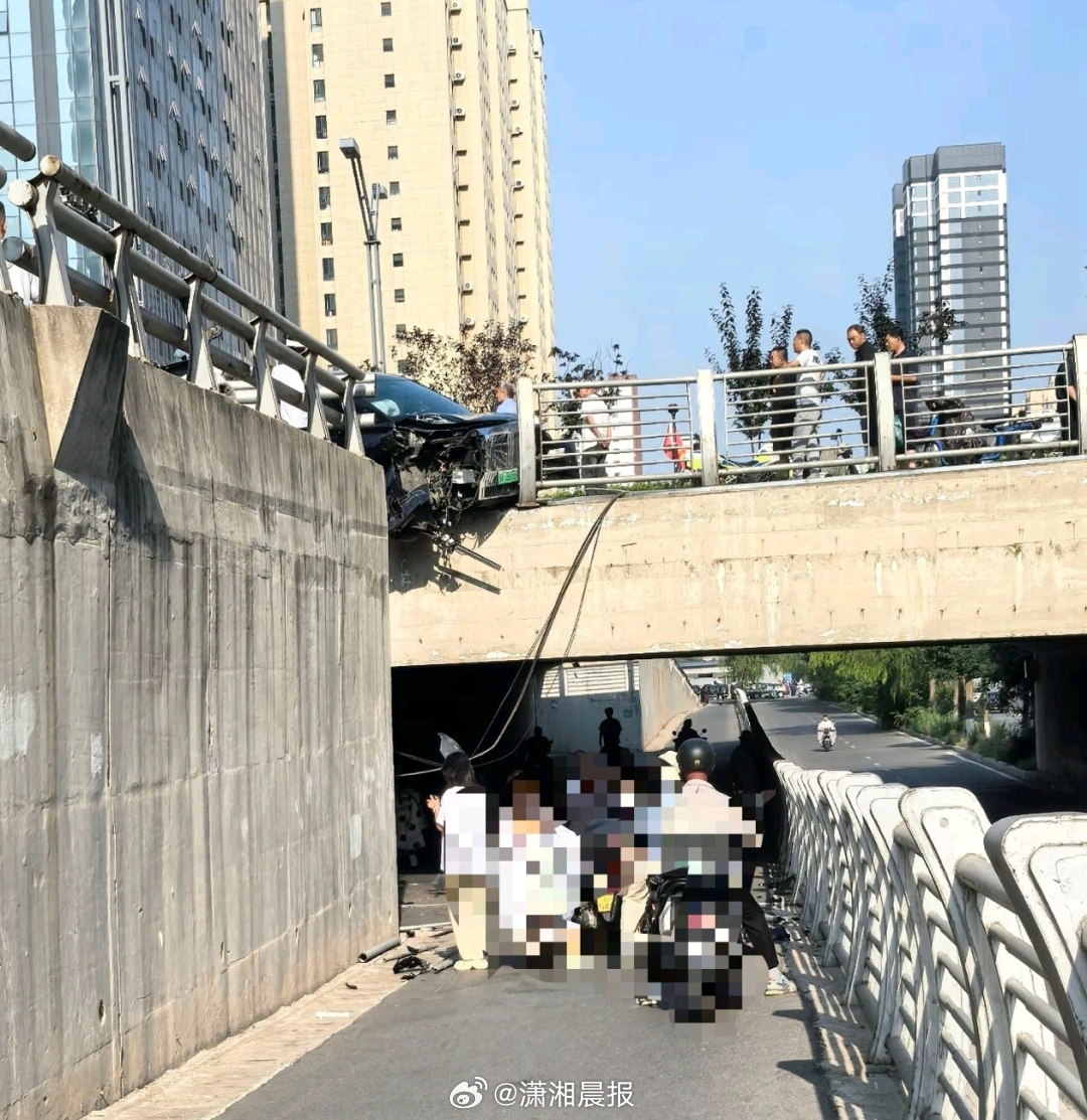 【太原一#车辆撞护栏车头悬空桥下是行人#！#警方回应车撞护栏车头悬空#：司机仅擦