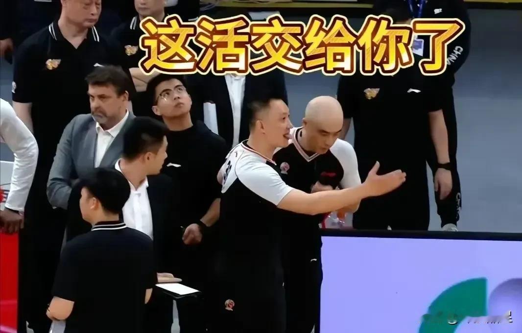 郭楠太冲动了！
他对广东队周琦的违体判得太快，离周琦、李金效冲突事发地更近的主裁