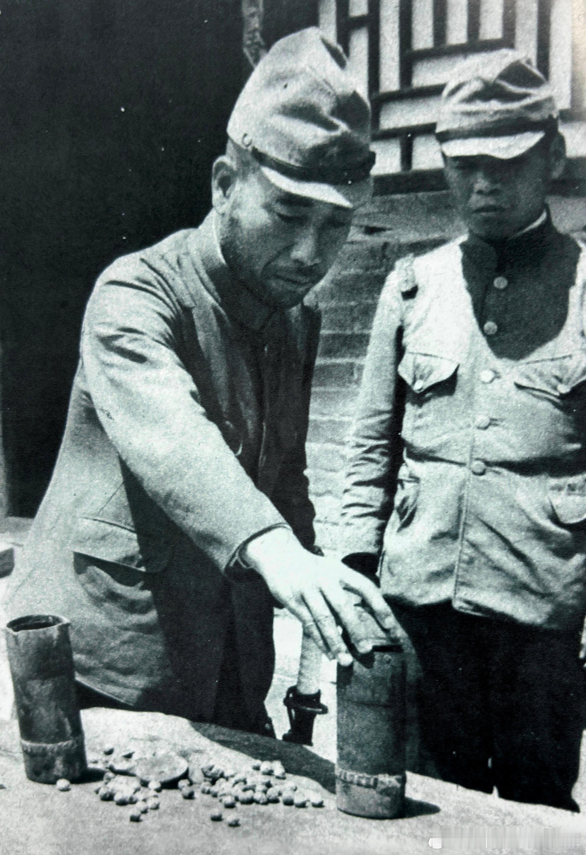 1937年7月14日，日军军官在检查中国军队掉在丰台附近的榴霰弹军事历史全触达