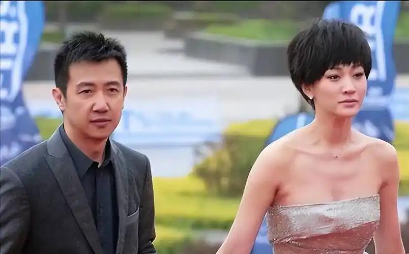 2010年，李小冉被前男友用艾滋针头抵住喉咙吓得她哭泣求饶，他放过了李小冉，转身