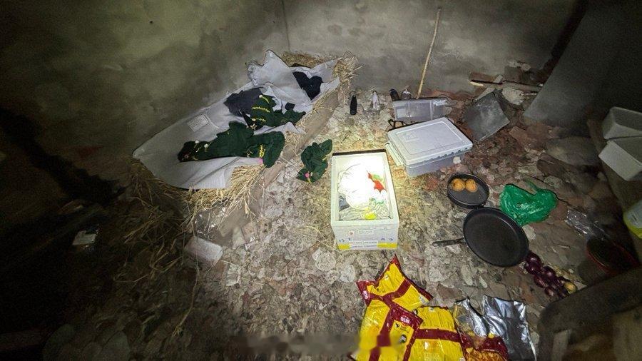 挪威遣返了一名疑似间谍的润人，这名男子住在一个军民两用机场围栏处的地下工事里，内