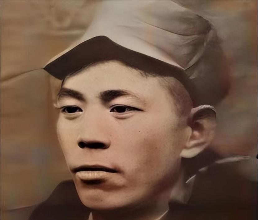 一天晚上，八路军团长苟在合身上瘙痒难耐，警卫员小刘让他将衣服脱下来用火烤，没想到