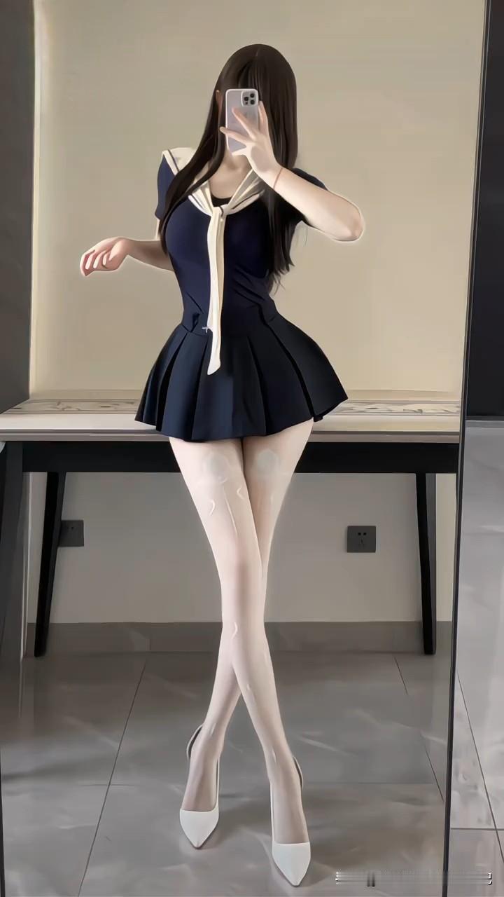 这种穿搭，我愿称之为“不费力的清甜感”！藏蓝色的水手裙，没有刻意营造的火辣感，海