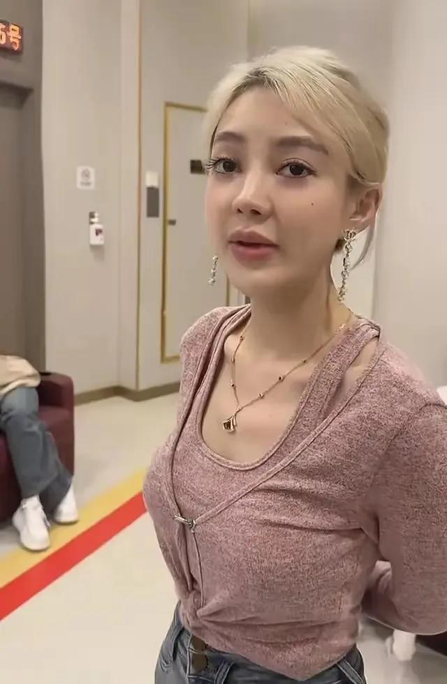 连郭美美都发文吐槽调侃叶珂，直言自己看不上她，以前大家都吐槽杨颖，说她演技差，现