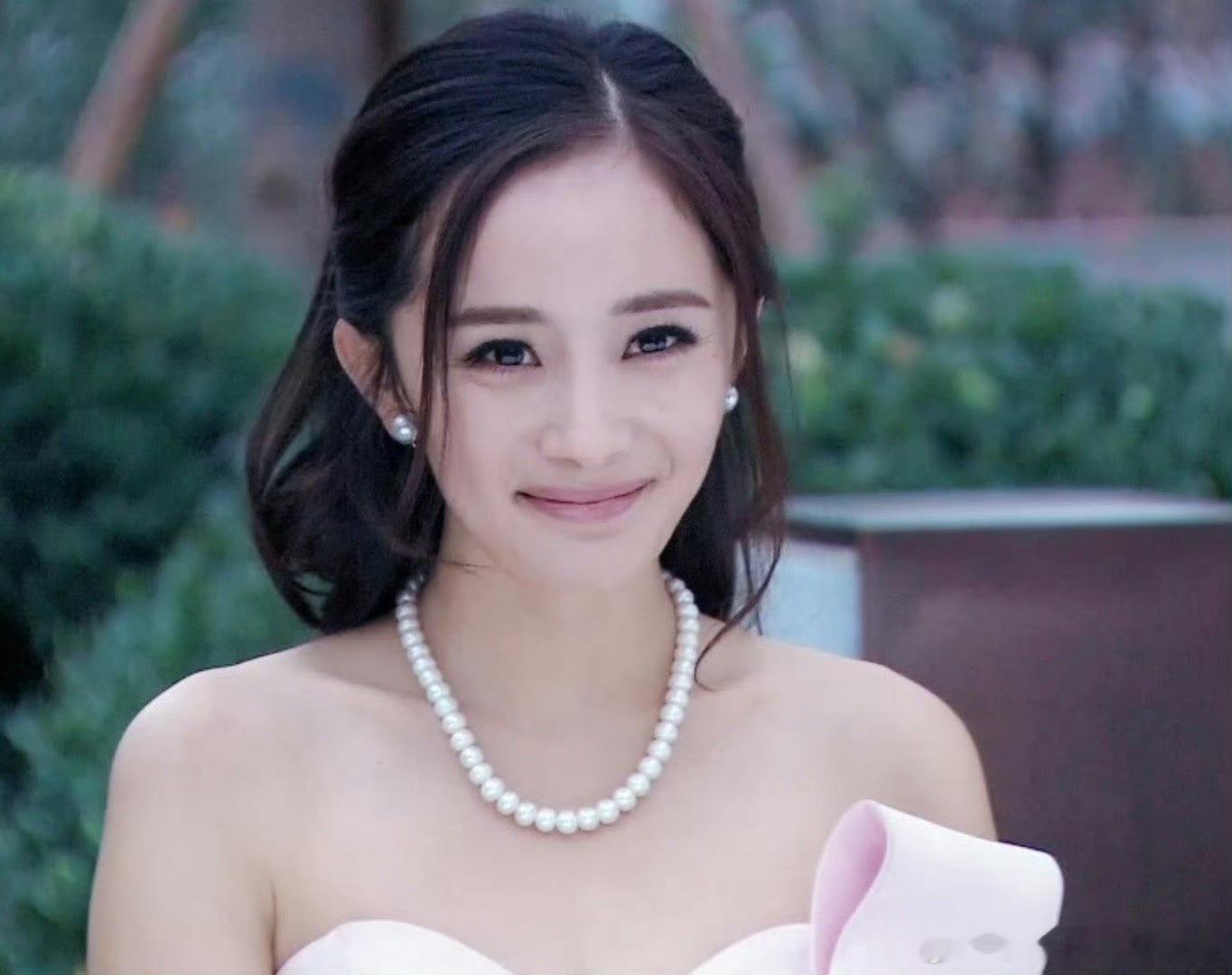 #杨幂粉色抹胸长裙梦回夏晚晴# 杨幂这套粉色抹胸长裙我直接梦回夏晚晴了好嘛，今夕