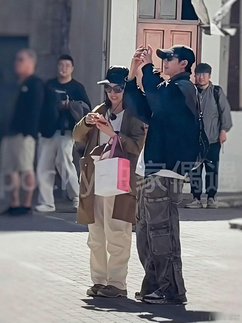 邓为抱着林依晨玩水上滑滑梯花儿与少年 谁被这段水上滑滑梯戳到了！邓为贴心配合林依