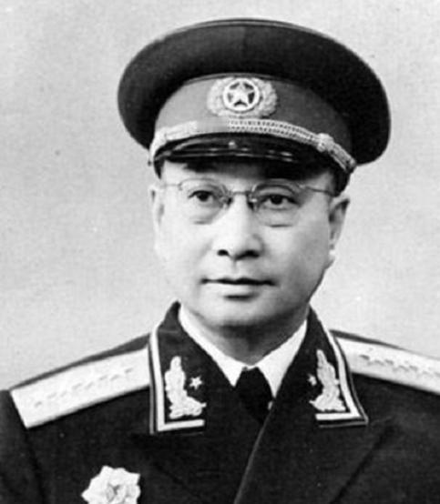 1985年，宋希濂急冲冲地跑去机场。见到陈赓的妻子傅涯后，他将一沓钱交给她，说：