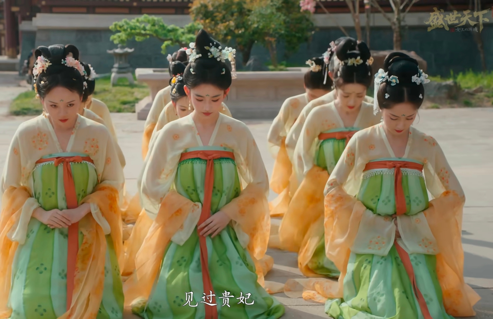 黄玉瑶上镜还可以诶，小头小脸轮廓流畅身材纤细清秀挂，除了五官有一点点不自然 ​​