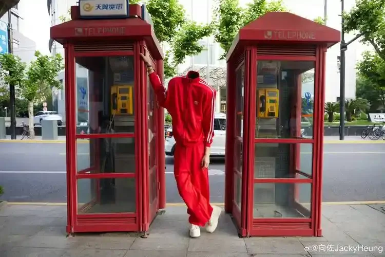 深夜街头撞见“无头人”？女子吓得魂飞魄散