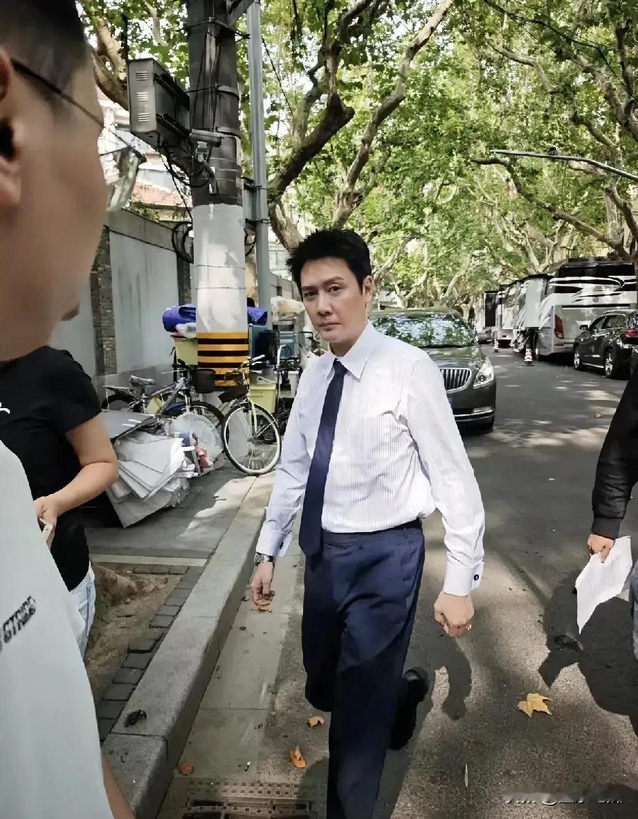 街头随拍的一位明星演员？他身材魁梧，面相富贵气宇轩扬，英俊帅气，有一种不服输的感