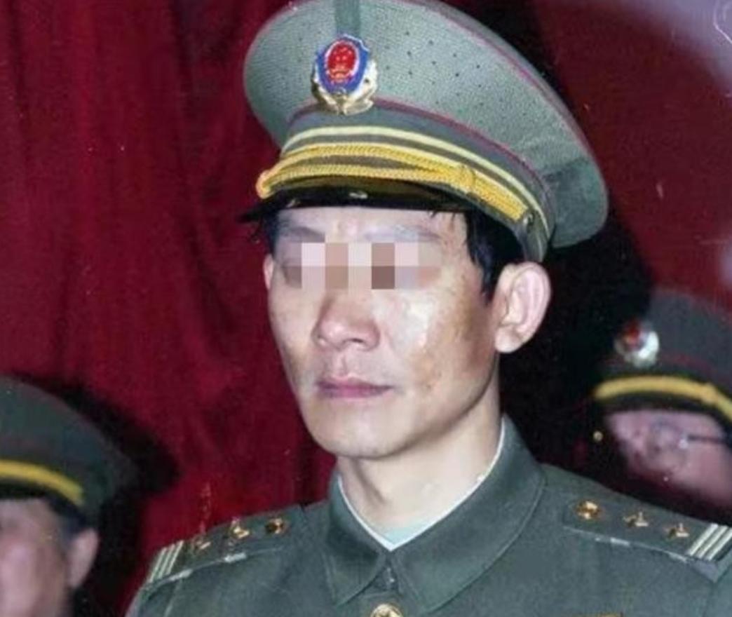 1992年，一名缉毒警察受邀参加颁奖仪式，由于主办方的失误，不小心切成了直播，导