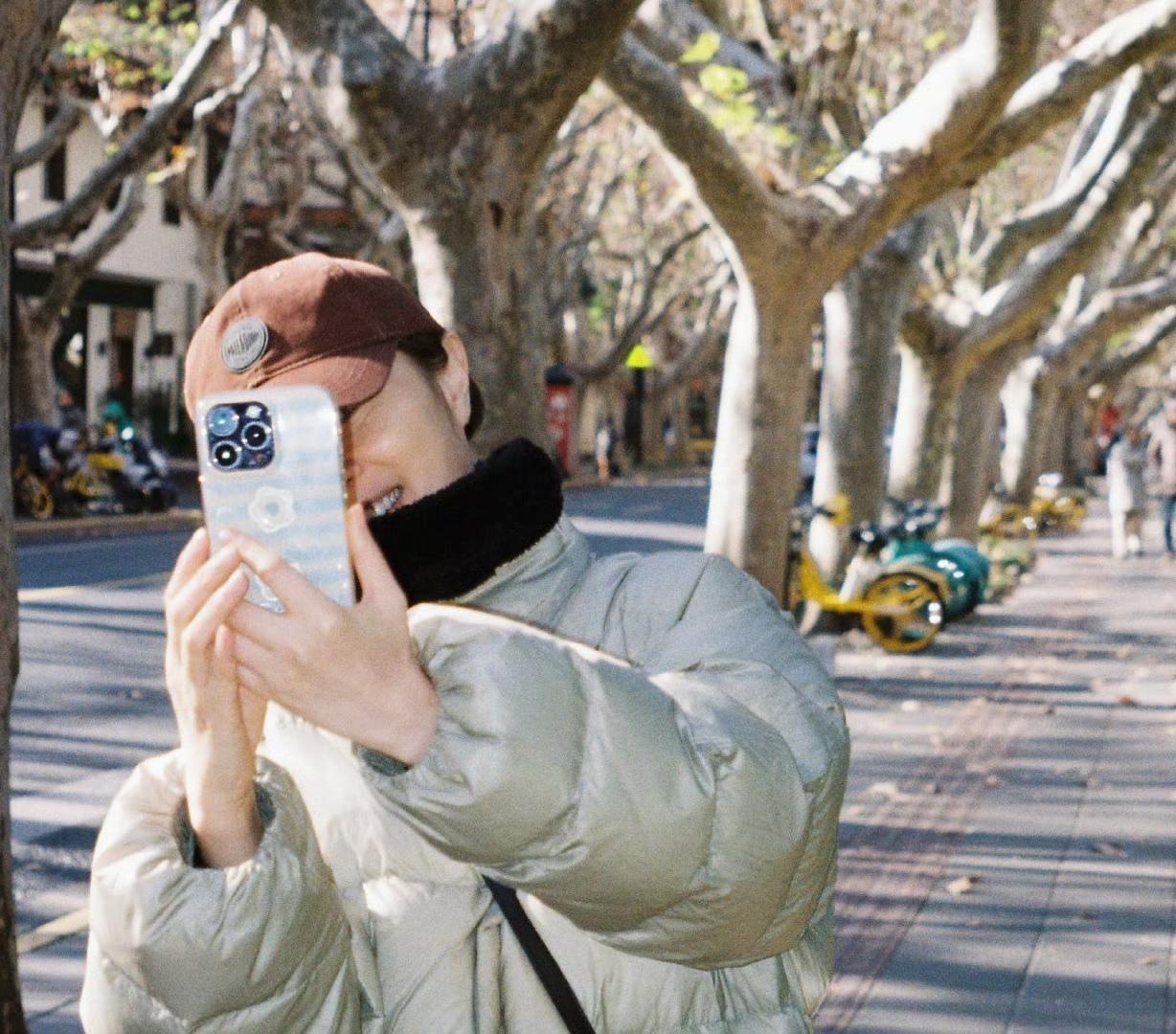 吴越最新自拍照来咯，状态没得说，但满是岁月痕迹，不过贵在有气质，所以看起来还是很