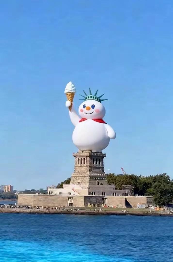 想象一下，自由女神像变成了一个吃冰淇淋的雪人，这画面简直太魔幻！自由女神像一直是