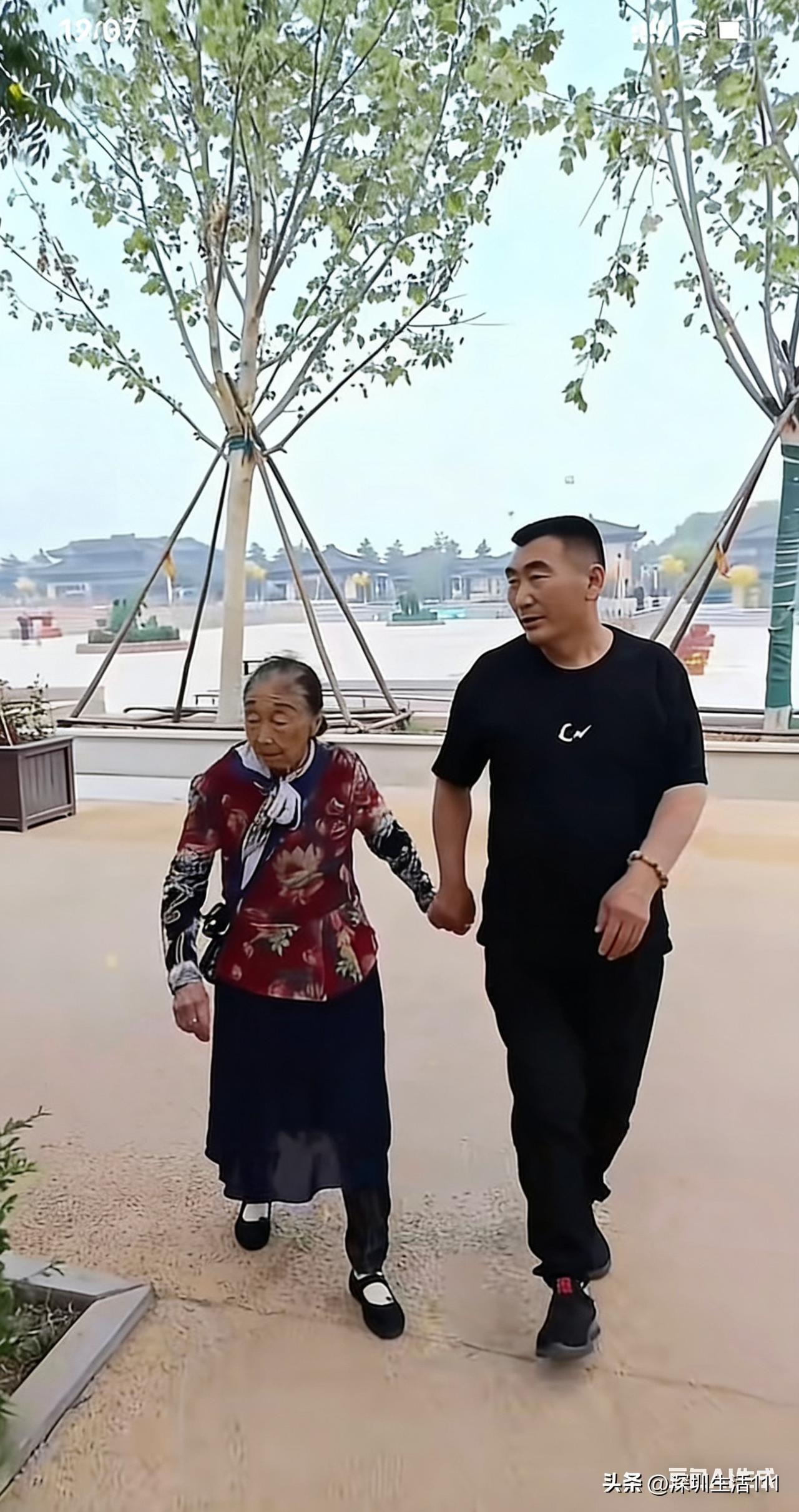 70岁，还会相信爱情吗？

我们小区有位70多岁的阿姨，老伴半年前因病去世了。她