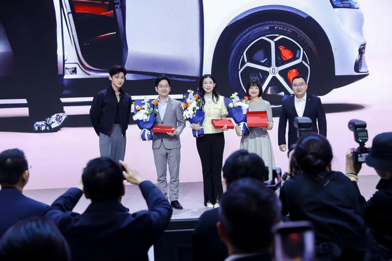 当我们谈论北京车展的热点时，不能忽视问界M6带来的“交付冲击波”。不同于传统的“