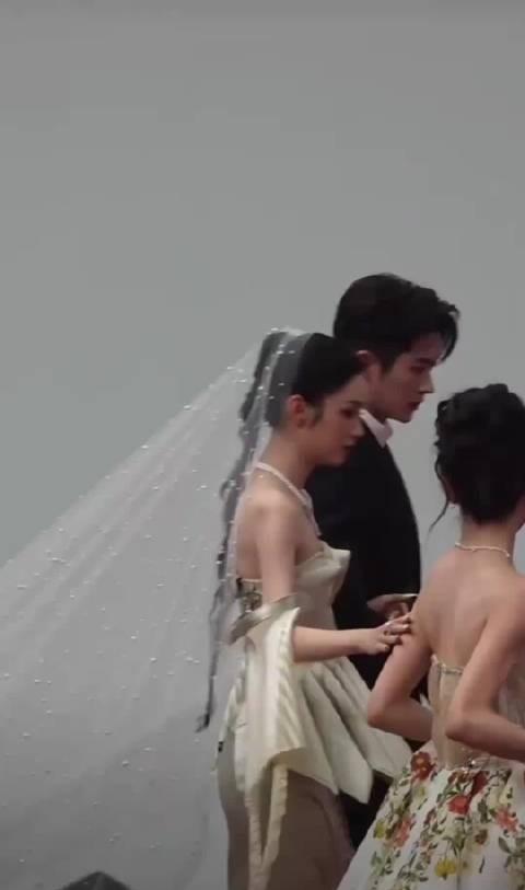 别再说“绅士是演出来的”了。
当林允在红毯踉跄，他第一反应是伸手去搀。
周也的头