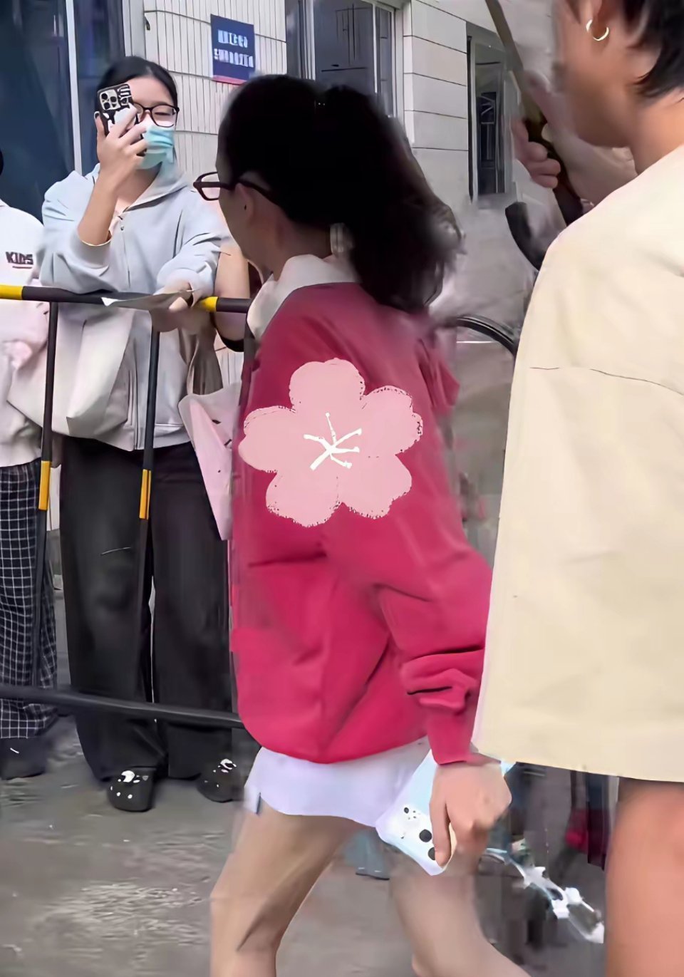 宋祖儿这也太瘦了吧 都成了皮包骨了 
