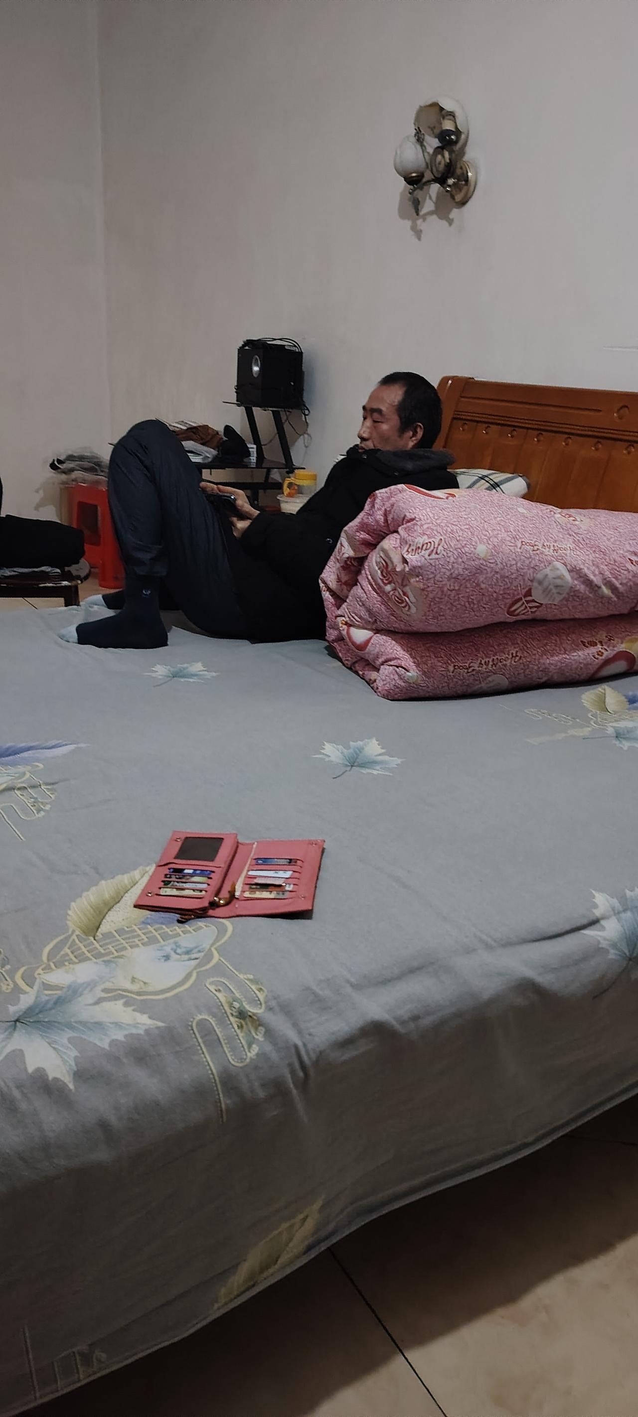 我老公是个心狠之人，天性凉薄，对自己的父母都不管不问，不愿为他们花一分钱。十几年