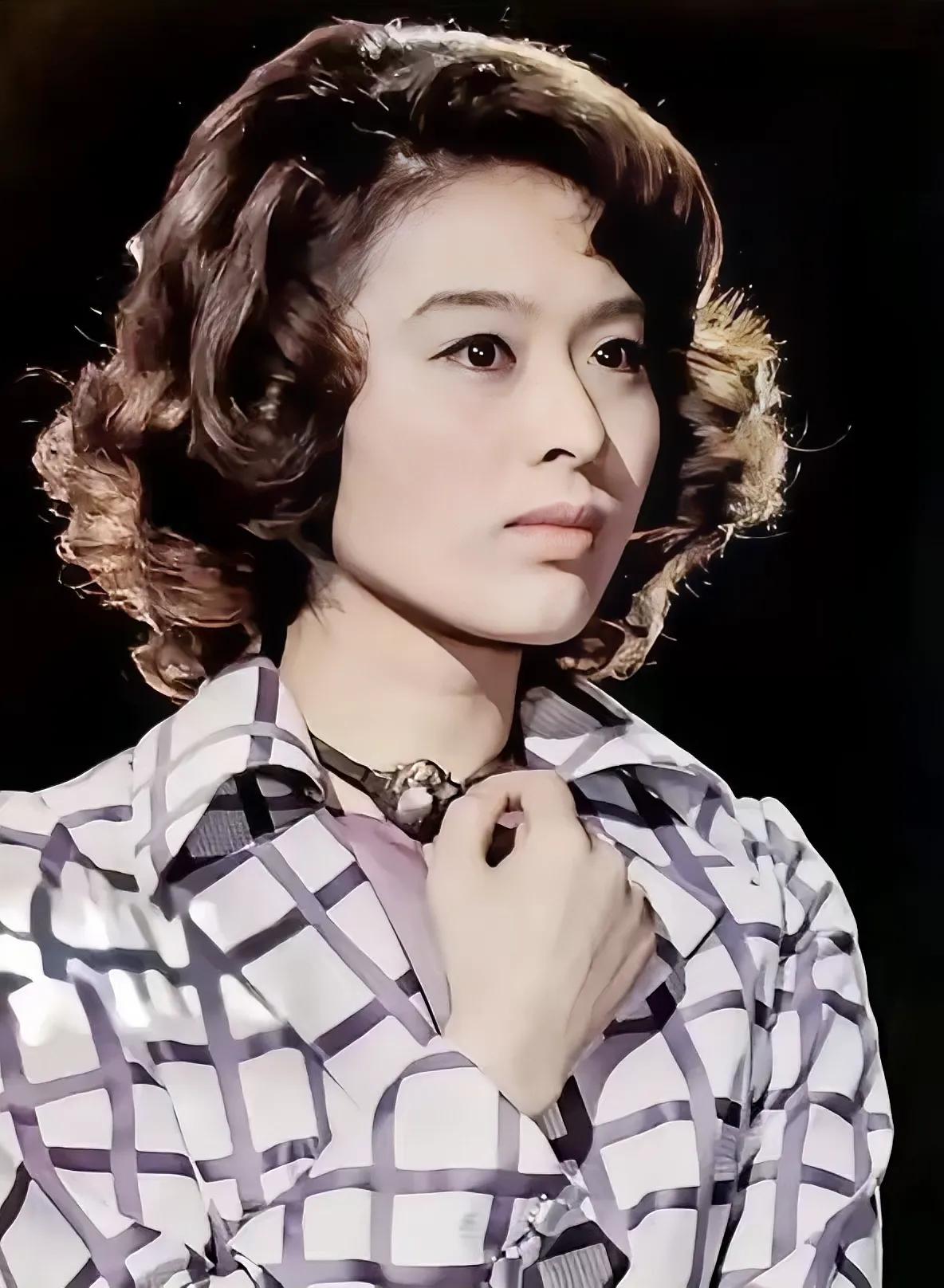 岛国影星栗原小卷有点美。
记忆深刻的是当年她参演的日本电影《生死恋》和《望乡》。
