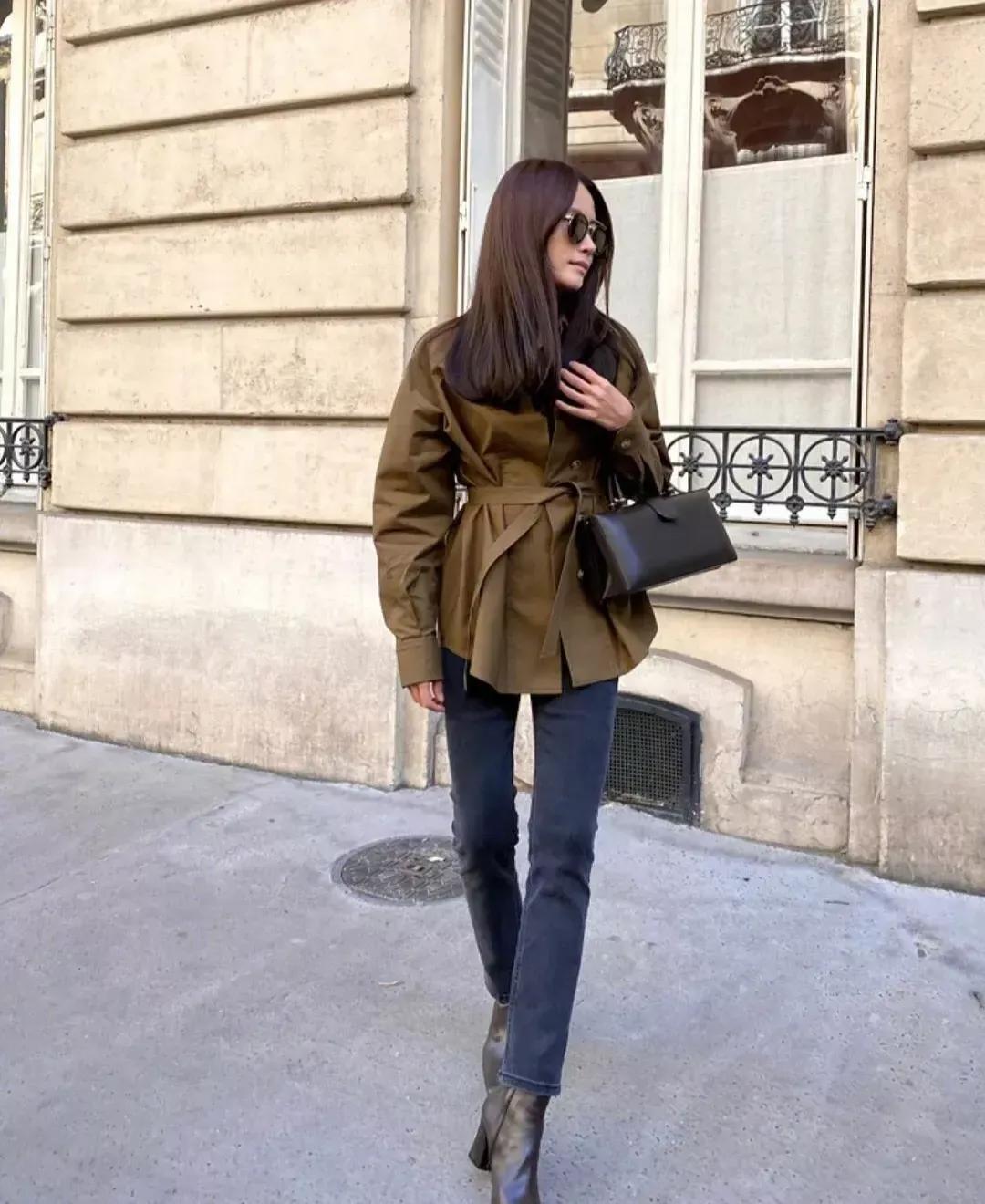 时尚都市风：棕绿外套搭配黑色高跟靴，走在巴黎街头。棕色高跟鞋穿搭 紫色高跟穿搭 