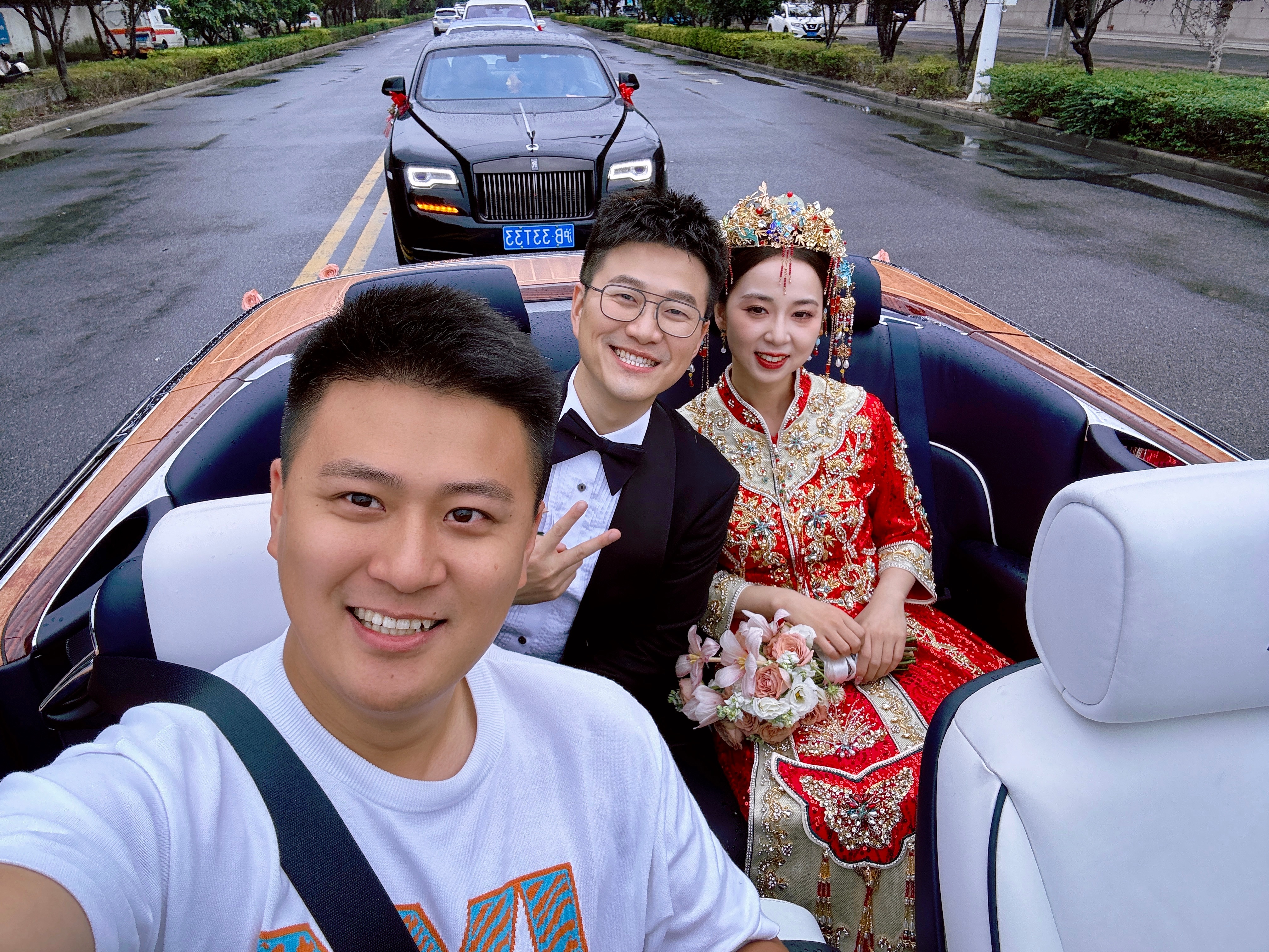 如果有个朋友帮你找了8台婚车并当了一上午婚车司机 还随了个大份子那这个朋友只有可