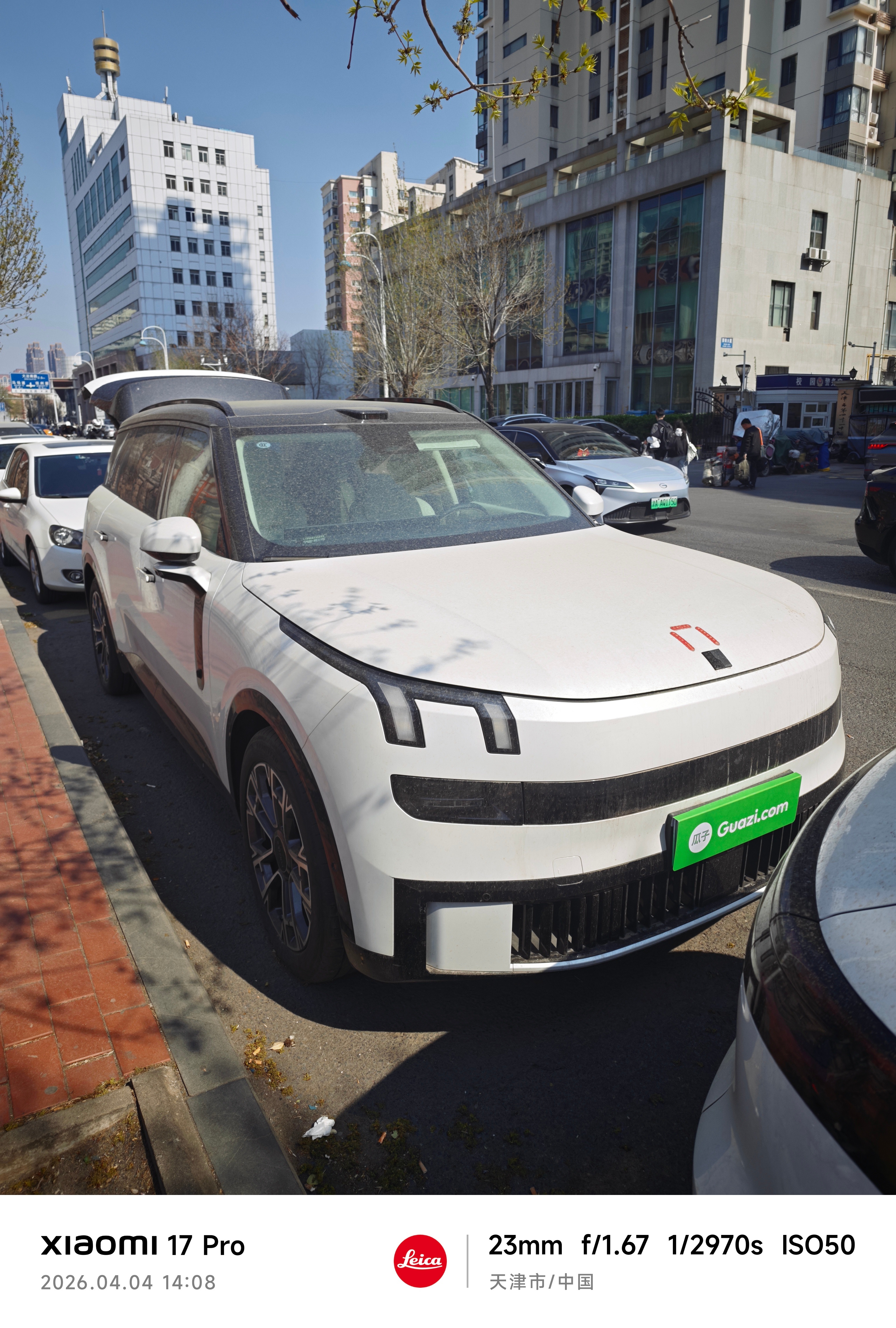 刚才瓜子二手车来看车了，看的领克900，检查和拍照我的车，然后我把后备箱的箱子搬