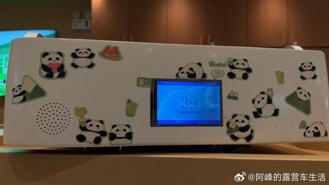 小李喜欢吃的这个小火锅，满满都是人我觉得这个模式最好的点就是可以节省非常多的人工