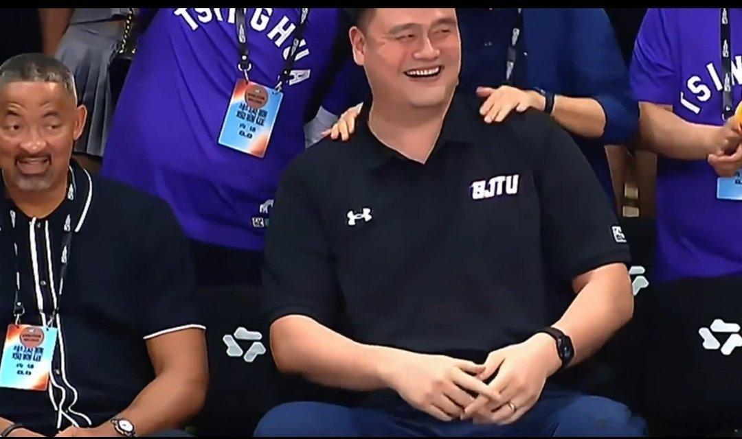 NBA老球迷鉴定器，姚明傍边这位球员是谁？知道的应该会勾起很多回忆！ 