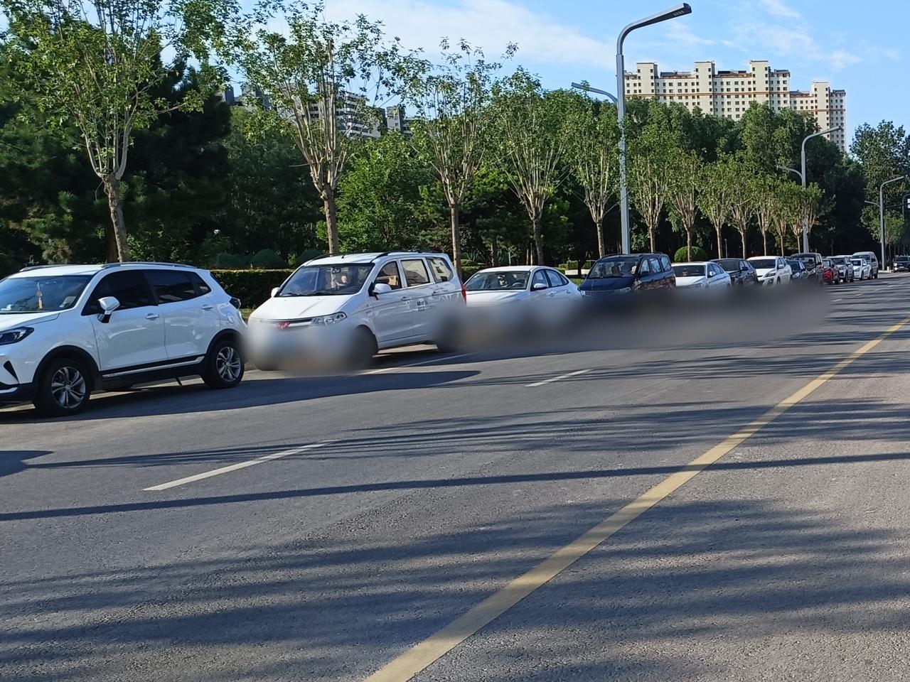 小区正在修整，车位愈发拥挤，一早便起身移开挡道车辆，驱车绕行南广场。时隔许久再来