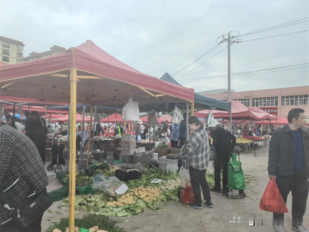 赶街啦！
赶街买水果，水果都是用小货车装按公斤卖
赶街买蔬菜，蔬菜都是带泥巴的，