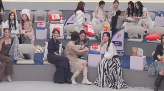 徐洁儿李心洁吃江语晨的瓜徐洁儿李心洁有什么是我们不能听的 浪姐直播这波吃瓜名场面