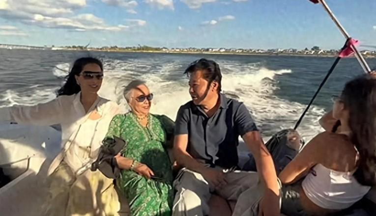 演员孙思瀚炫耀美国生活，日子过得超级奢华，他回应只要是通过奋斗得来的，就可以尽情