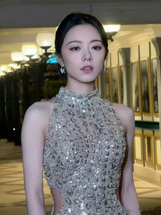赵今麦闪钻挂脖裙  赵今麦于星光大赏亮相，闪钻挂脖裙加身，贵气十足。她终于找到适
