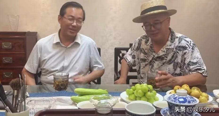卓伟给大家曝了个料来猜猜是谁？


卓伟爆出一位华语乐坛天王级别的歌手，名字是三