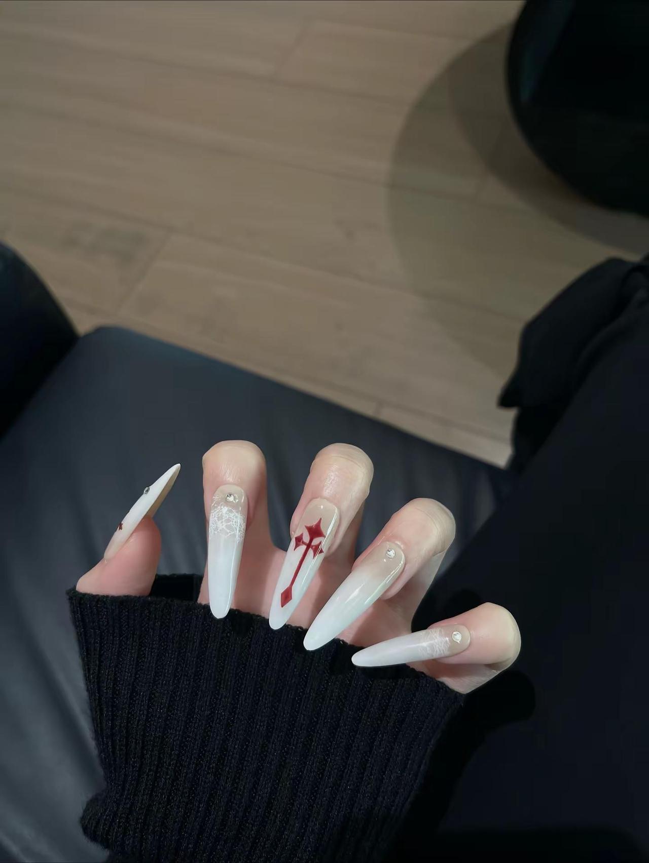 ⋆  + ᡣ𐭩.𖥔˚低头心情会变好 穿戴甲  辣妹美甲 新年美甲 十字架美甲