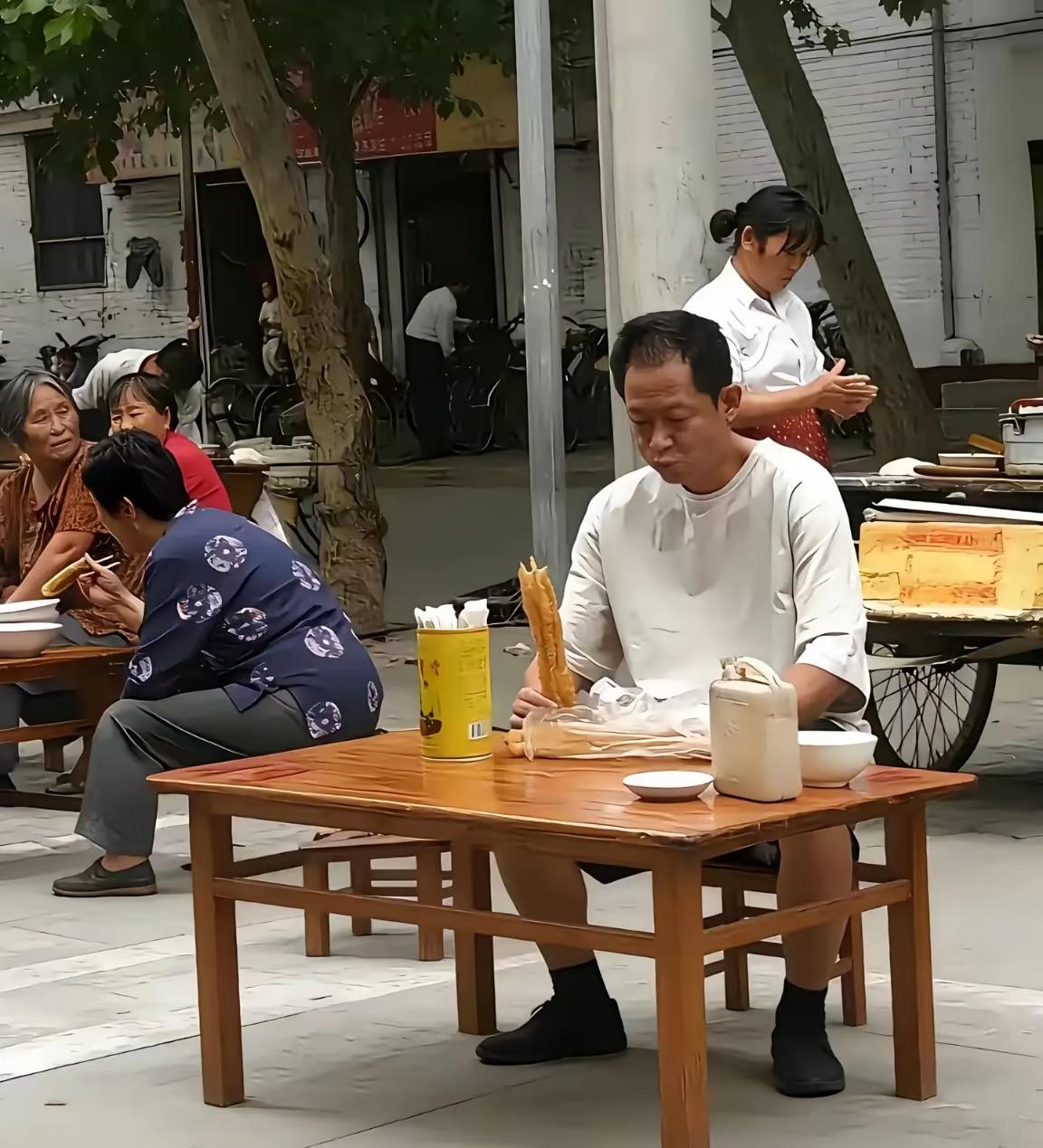 真没有想到，王志文这么接地气，一个大明星，居然在吃路边摊。

白色上衣搭配黑色短