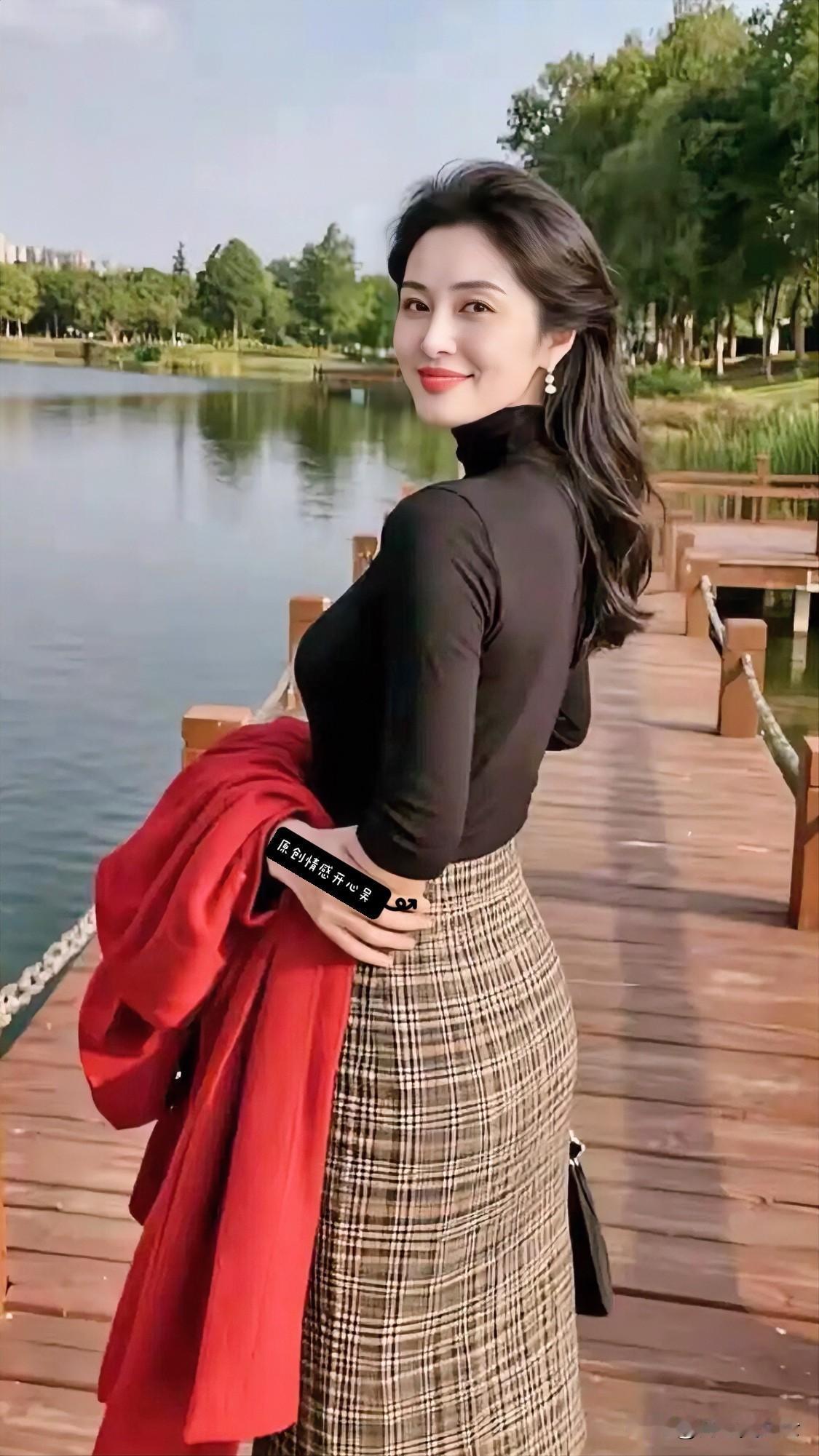 ［一枕诗书·钗头凤～断肠词］
文／开心吴


莺啼晓。人起早。晨练围着清湖跑。鸟