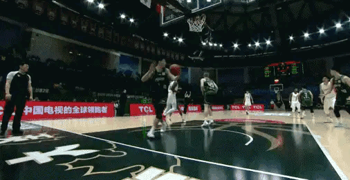 在今天南京天之蓝主场迎战福建晋江文旅的比赛中，发生了特别不和谐的一幕。当时比赛进