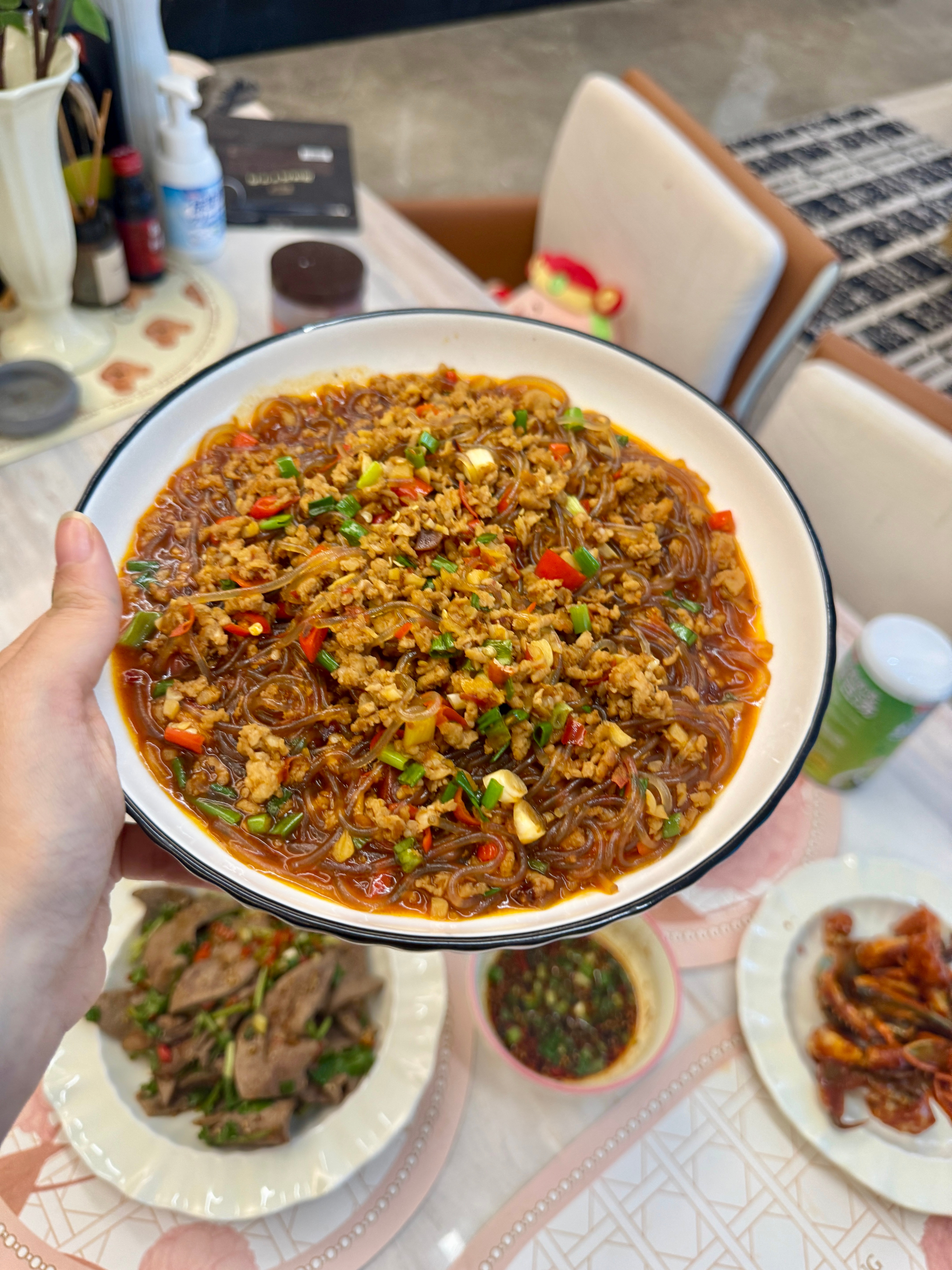 今天吃什么? 油泼猪肝，肉末粉条，蚝油生菜，口蘑牛肉汤，蒜泥白肉，酱辣蟹这个油泼