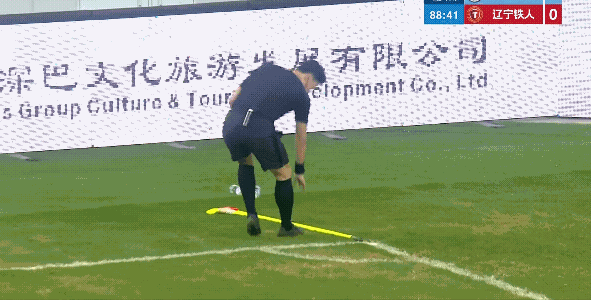 深圳新鹏城和辽宁铁人的比赛，脚旗倒了结果谁都没有去扶起来，最后主裁判自己吹停比赛