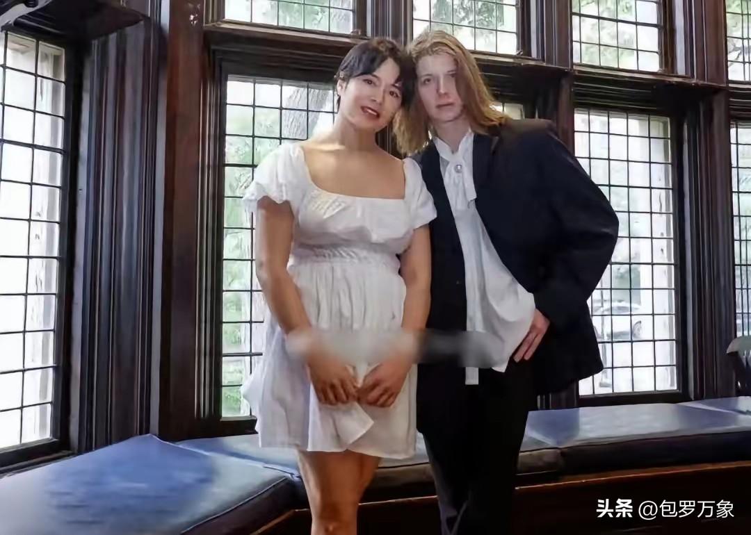 后来我发现，他会偷偷对着手机学中文的“我爱你”，发音蹩脚却认真；我也试着用他的母