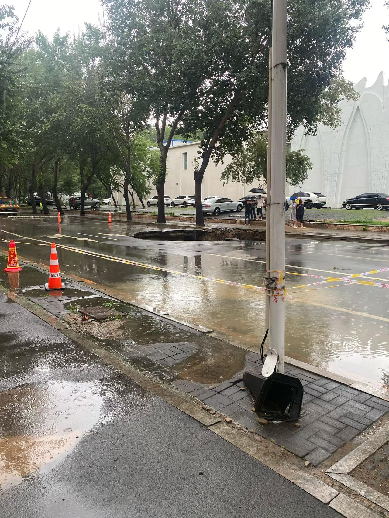 沈阳肇工街七马路路口塌了，路过的小伙伴请注意安全！
