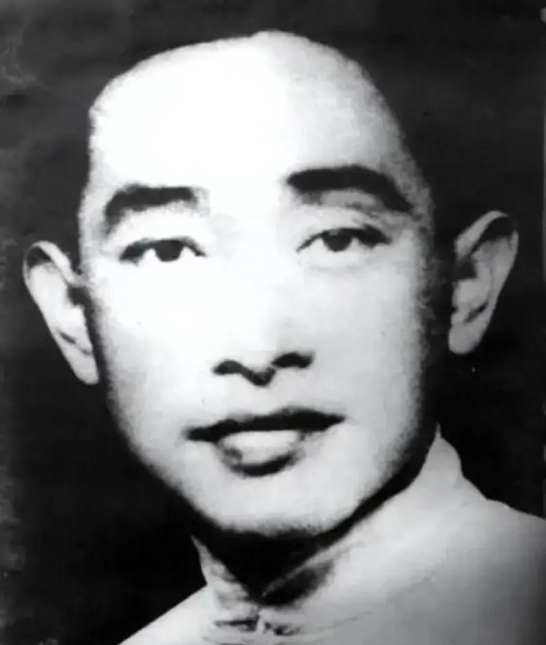 1928年，梅大栋同志被抓，为了羞辱他，敌人将他和偷牛贼关在一起。没想到，偷牛贼