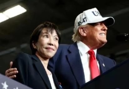 日本人彻底破防了！

特朗普当众搂抱刚当选的日本首位女首相高市早苗的瞬间，整个日