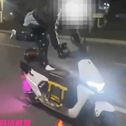 四川有男子在朋友圈发布挑衅公安的视频，内容里看到男子大言不惭飙车炸街一边玩花样，