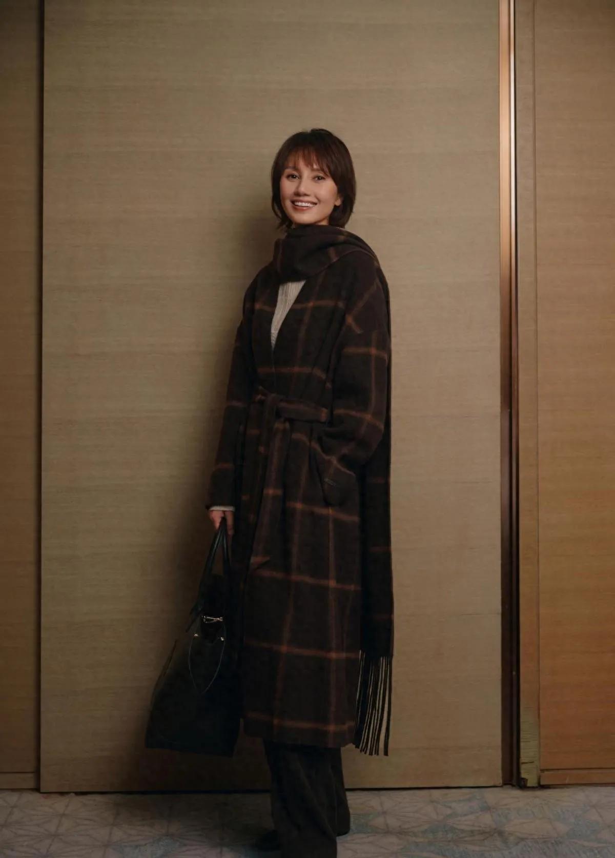 48岁袁泉冬装封神：大衣+阔腿裤，这才是优雅顶配
 
袁泉新冬装太杀了！深棕格纹