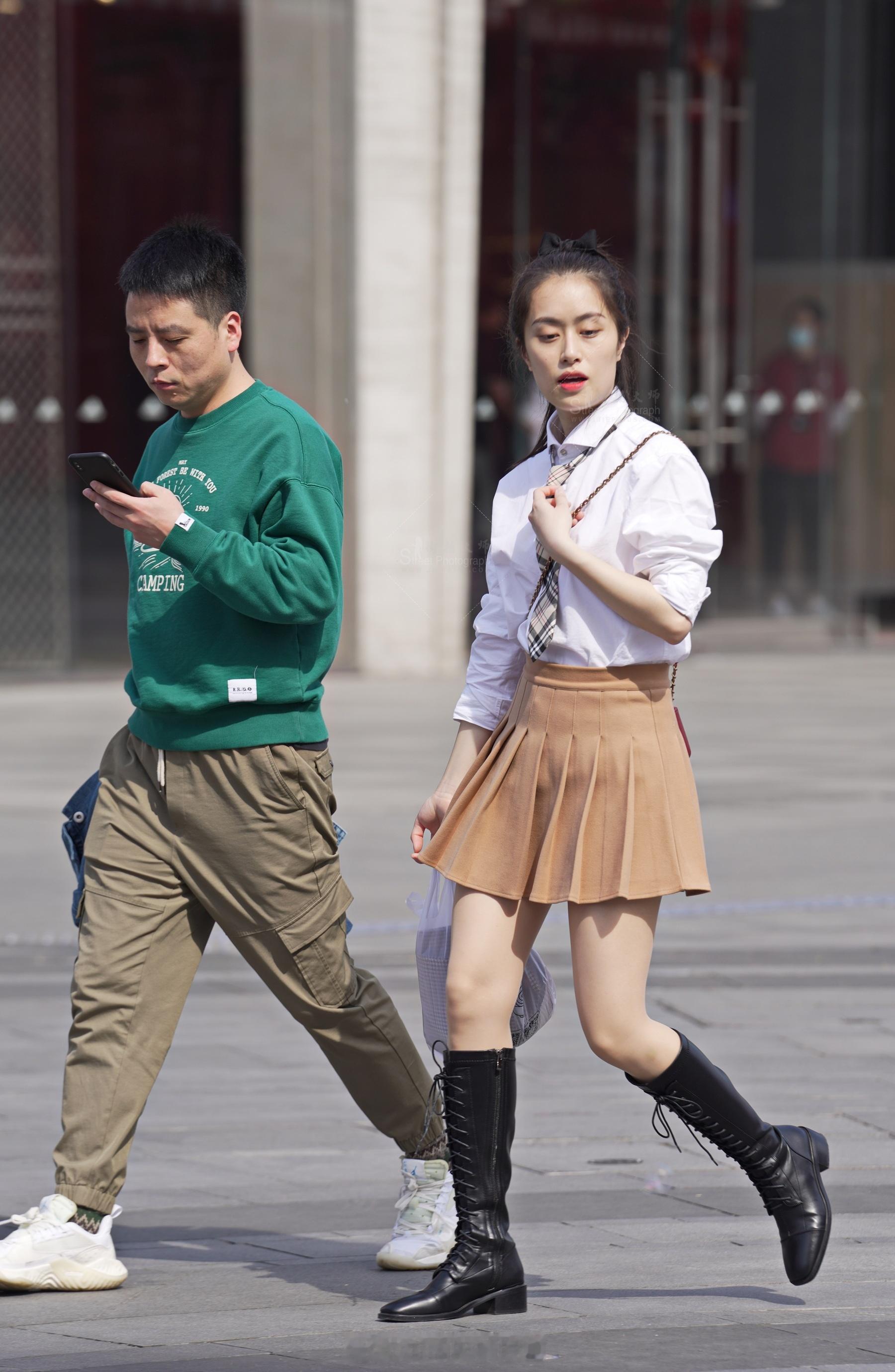 百褶裙与长靴穿搭 ​​​